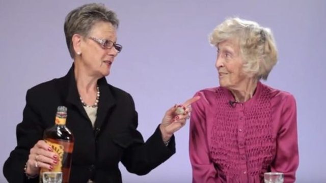 Τολμηρές γιαγιάδες δοκιμάζουν για πρώτη φορά ουίσκι με κανέλα – Θα πάθετε πλάκα με την αντίδρασή τους!