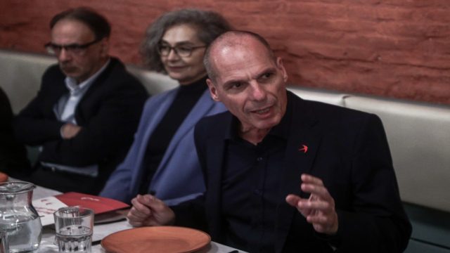 Πρώτη σύλληψη για τον ξυλοδαρμό του Γιάνη Βαρουφάκη: Χειροπέδες σε 17χρονο αναρχικό στο Μαρούσι – Ταυτοποιήθηκαν 2 άτομα