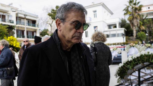 «Βόμβα» από το Γιώργο Νταλάρα: «Είναι μια πολύ δυσάρεστη στιγμή για μένα και…»