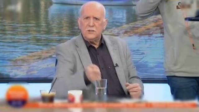 «Είναι ο χειρότερος, η απόλυτη ξεφτίλα, έχει γατζωθεί στην καρέκλα»: Οργή για τον Γιώργο Παπαδάκη – Τον «τεμάχισε» το Twitter