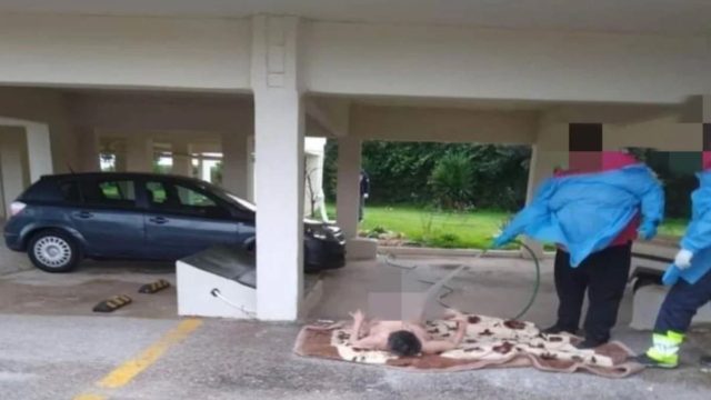 Εικόνες ντροπής στον Ωρωπό: Νοσηλευτές έπλεναν γυμνή γυναίκα με λάστιχο σε πυλωτή –  Μόνη και αβοήθητη ζει η 70χρονη