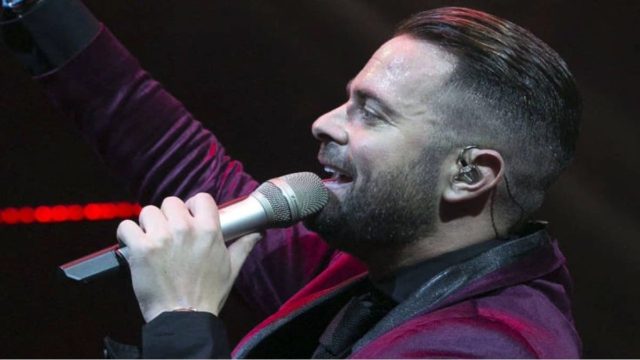 Δύσκολες ώρες για τον Ηλία Βρεττό στο νοσοκομείο – «Πονάει πάρα πολύ…»