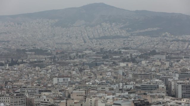 Καιρός σήμερα 4/3: Επιστροφή… στον Φεβρουάριο – Βροχές και καταιγίδες το Σαββατοκύριακο