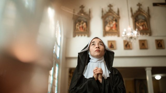 Μία νεαρή καλόγρια πηγαίνει στην ηγουμένη και της λέει: «Γερόντισσα αμάρτησα»… Το ανέκδοτο της ημέρας (27/3)
