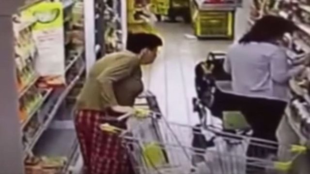55χρονη γυναίκα κατέβασε το εσώρουχό της μέσα στο σούπερ μάρκετ – Αυτό που κατέγραψε η κάμερα θα σας σοκάρει (Video)