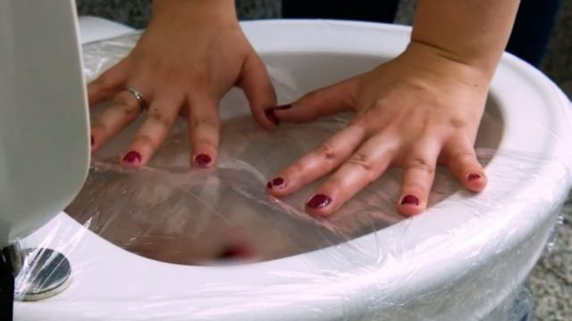 Μια γυναίκα τυλίγει τη μεμβράνη γύρω από τη λεκάνη της τουαλέτας μία φορά το μήνα – Το αποτέλεσμα είναι εκπληκτικό
