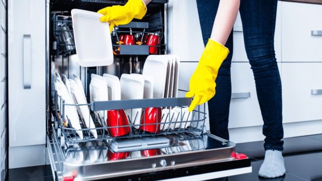 Απολύμανση στη στιγμή: Οι συμβουλές των ειδικών για ένα γρήγορο καθάρισμα στο πλυντήριο πιάτων
