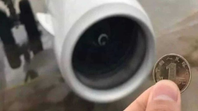 Πριν μπει στο αεροπλάνο πέταξε κέρματα στον κινητήρα – Ο λόγος θα σας αφήσει άφωνους