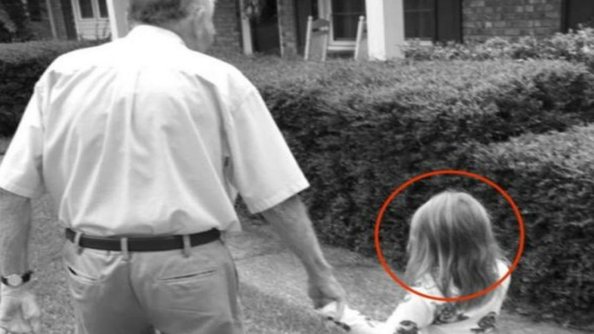 Μητέρα όταν είδε την κόρη της με έναν άγνωστο άντρα έβγαλε αμέσως την κάμερα – Δείτε τις φωτογραφίες που συγκλόνισαν τον πλανήτη