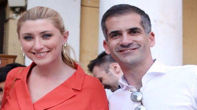 «Η Σία Κοσιώνη είναι πιο συνηθισμένη να…» – Η αποκάλυψη του Κώστα Μπακογιάννη για την σύζυγό του