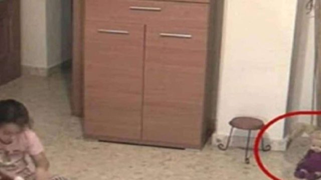 Γονείς τοποθέτησαν κρυφή κάμερα στο δωμάτιο της κόρης τους – Προσέξτε την κούκλα στα δεξιά…
