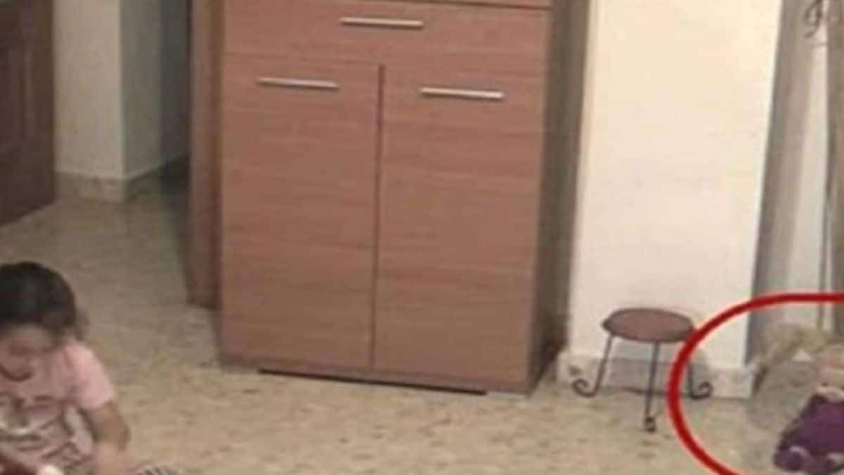 Γονείς τοποθέτησαν κρυφή κάμερα στο δωμάτιο της κόρης τους – Προσέξτε την κούκλα στα δεξιά…