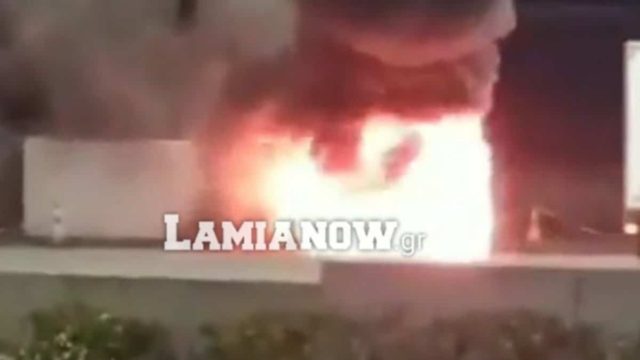 Συναγερμός στη Λαμία: Νταλίκα πήρε φωτιά στην Εθνική! (Video)