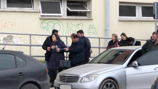 Τραγωδία στα Τέμπη: «Πού είναι το παιδί μου;» – Κραυγή αγωνίας μιας μητέρας που αναζητεί την κόρη της