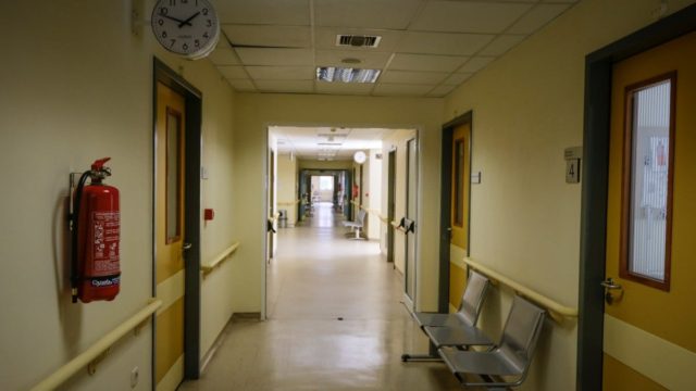 Λουτράκι: Καθηγητής έστειλε 13χρονο στο νοσοκομείο – Του έσπρωξε το θρανίο στη πλάτη γιατί μιλούσε στο μάθημα