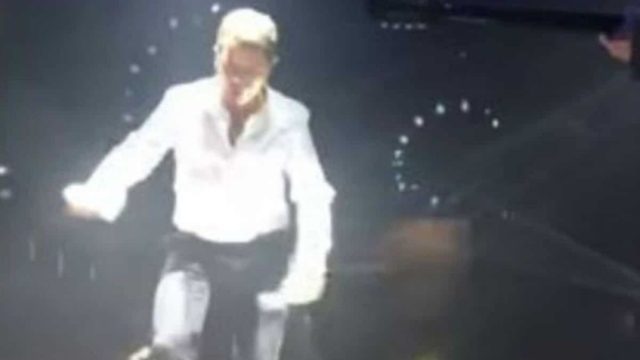 Μερακλής ο Γιώργος Μαζωνάκης: Ξεκούμπωσε το πουκάμισο και χόρεψε το πιο βαρύ ζεϊμπέκικο – Τον ξέραναν με γαρύφαλλα!
