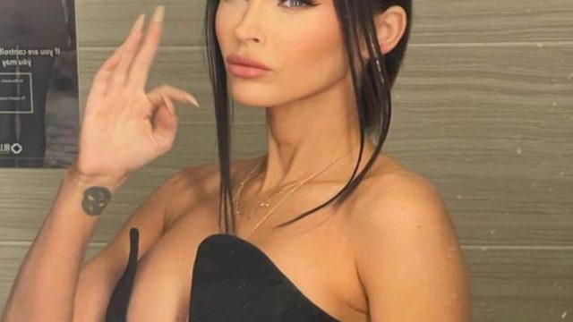Αγνώριστη η Megan Fox – Kοκκινομάλλα και με… έξτρα στήθος (ΦΩΤΟ)