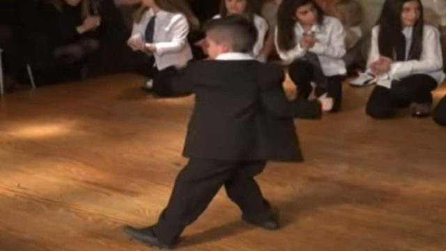 Έτριξαν τα πατώματα: 5χρονος μάγκας χορεύει ζεϊμπέκικο και «ρίχνει» το Youtube! (Video)