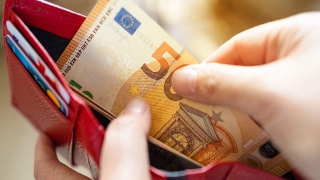 Ανατροπή με τον κατώτατο μισθό: Έκτακτη απόφαση της κυβέρνησης!