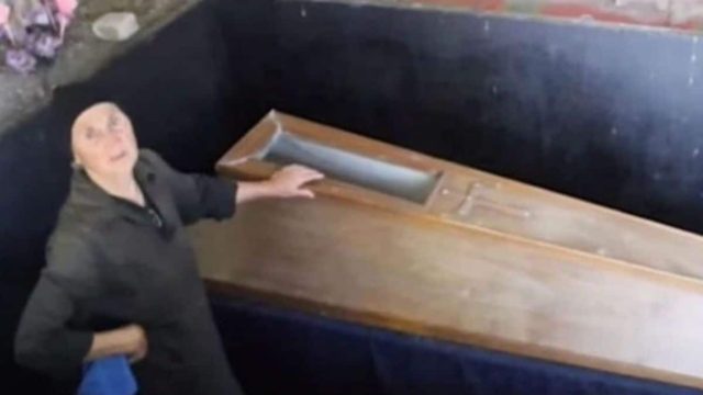 22 χρόνια αυτή η γιαγιά κρατάει ένα φέρετρο στο υπόγειό της – Μόλις δείτε τι έχει μέσα θα σας σηκωθεί η τρίχα (Video)