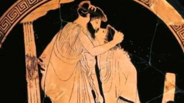 Μανία στην Αρχαία Ελλάδα: Της έσκιζαν τα ρούχα, την χτυπούσαν και… – Η παράξενη παράδοση για την γυναικεία μοιχεία