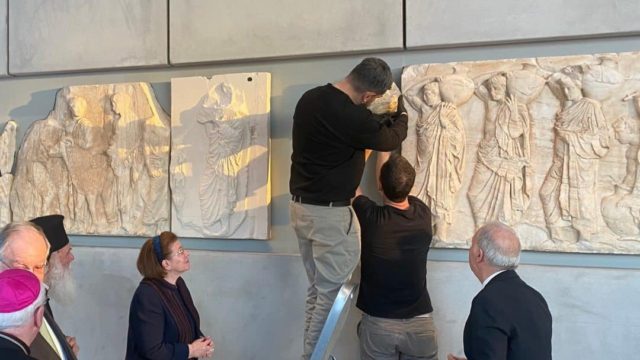 Συγκίνηση στο Μουσείο Ακρόπολης: Επέστρεψαν μετά από 200 χρόνια τα θραύσματα του Παρθενώνα από το Βατικανό