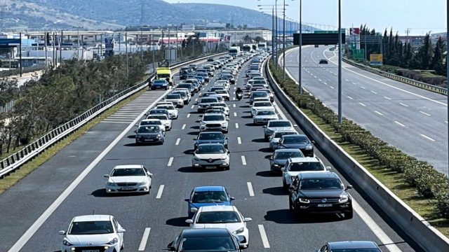 Κυκλοφοριακό κομφούζιο: Μεγάλο μποτιλιάρισμα στην Αττική Οδό λόγω τροχαίου – Πού αλλού υπάρχουν προβλήματα