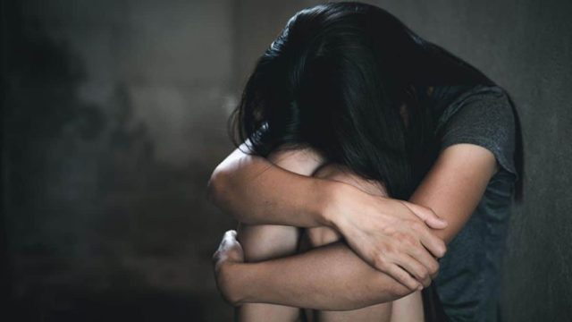 Φρίκη στη Νέα Σμύρνη: Ποινική δίωξη στους τρεις συλληφθέντες για μαστροπεία και παιδική πορνογραφία – Πώς η καταγγελία της αδελφής της οδήγησε στη σύλληψή τους (Video)