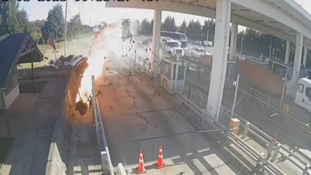 Απίστευτο βίντεο: Νεαρός σκοτώθηκε μετά από σφοδρή σύγκρουση σε σταθμό διοδίων