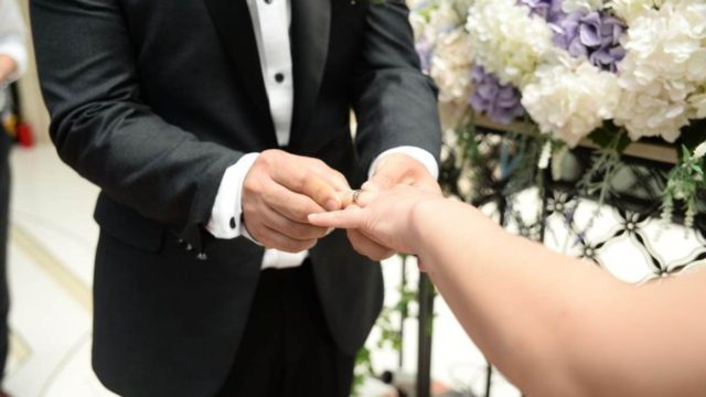 Νύφη τσάκωσε το γαμπρό να τον θηλάζει η μητέρα του πριν το γάμο – Τα στιγμιότυπα έκαναν το γύρο του διαδικτύου