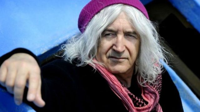 Ολόιδιος με κοντό μαλλί: Αυτός είναι ο άγνωστος αδερφός του Νίκου Καρβέλα (photo)