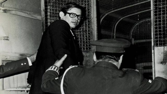«Παραγγελιά, ρε»: Όταν ο Νίκος Κοεμτζής αιματοκύλισε την Αθήνα για ένα ζεϊμπέκικο (Video)