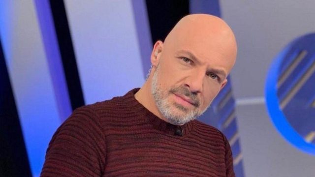 Βόμβα για τον Νίκο Μουτσινά: Η… άγνωστη σχέση του με γνωστό Έλληνα τραγουδιστή και οι «καυτές» αποκαλύψεις για την προσωπική του ζωή!