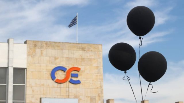 Θεσσαλονίκη: Επεισόδια έξω από τον ΟΣΕ – Πετροπόλεμος, κρότου λάμψης και χημικά (photos)