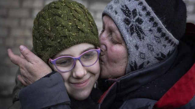 Επέστρεψαν στην Ουκρανία παιδιά που απήγαγε η Ρωσία – Συγκλονίζουν οι εικόνες επανένωσης με τις οικογένειές τους!