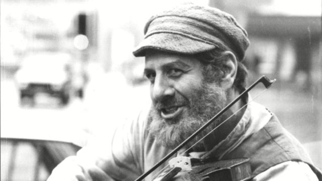 Πέθανε στα 87 του ο Τζεμ Τοπόλ, ο διάσημος «Βιολιστής στη Στέγη»