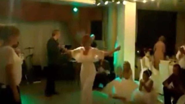 Το ανεβαστικό ζεϊμπέκικο της πεθεράς σε γάμο – “Έβαλε τα γυαλιά” στον γαμπρό
