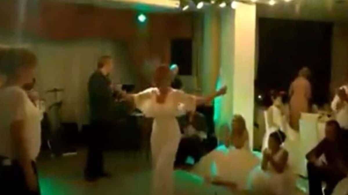 Το ανεβαστικό ζεϊμπέκικο της πεθεράς σε γάμο – “Έβαλε τα γυαλιά” στον γαμπρό