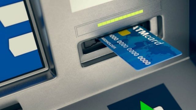 Απίστευτο: Έβαλε το PIN του ανάποδα στο ΑΤΜ και έπαθε σοκ με αυτό που συνέβη!