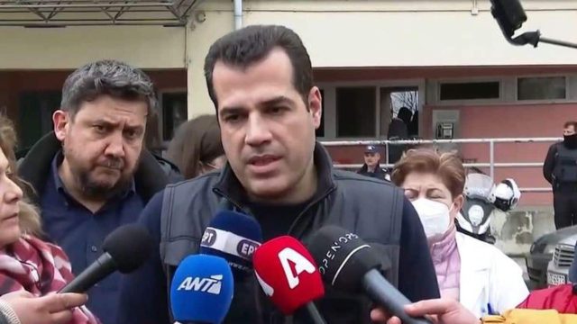 Βούρκωσε ο Θανάσης Πλεύρης στο νοσοκομείο της Λάρισας: «Μακάρι οι περισσότεροι να βρουν τον άνθρωπό τους»