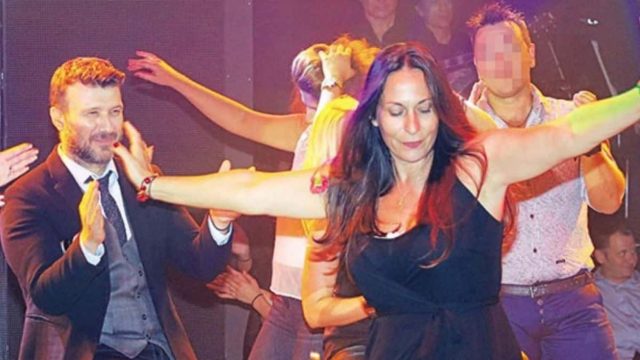 Καμαρώνει ο Γιάννης Πλούταρχος: Το βαρύ ζεϊμπέκικο της συζύγου του, Μαρίας Κακοσαίου και το χειροκρότημα