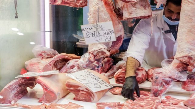Πασχαλινό τραπέζι: Πόσο θα κοστίσει ο οβελίας φέτος – Η τιμή στη Βαρβάκειο αυτή την εβδομάδα (Video)