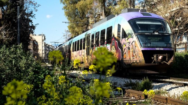 Αδιανόητη ανευθυνότητα: Ήθελαν να ανεβάσουν την ταχύτητα του Προαστιακού στα 160 χλμ/ώρα χωρίς τηλεδιοίκηση – Και εκεί είχε κάνει λάθος στις γραμμές ο σταθμάρχης