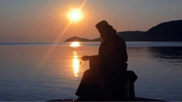 Η πιο δυνατή προσευχή του Αγίου Όρους: «Αν την λες κάθε πρωί δεν πλησιάζει τίποτα κακό»