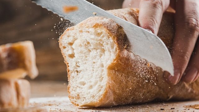 Προσοχή! Αυτό είναι το μέγα λάθος που κάνουμε όλοι και το ψωμί γίνεται χίλια κομμάτια