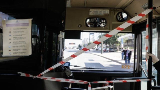 Έπεσε οροφή λεωφορείου του ΟΑΣΑ με 40 επιβάτες στο Φάληρο – «Ευτυχώς δεν υπήρχαν όρθιοι επιβάτες…»