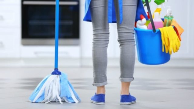 «Μαγικό» τρικ στο σφουγγάρισμα: Το ιδανικό μείγμα για να μην μυρίσει ποτέ άσχημα το σπίτι