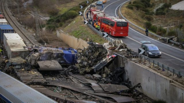 Σύγκρουση τρένων στα Τέμπη: 36 νεκροί και 85 τραυματίες! «Θερμοκρασίες έως 1500 °C στα τρία πρώτα βαγόνια! Δεν έχει μείνει τίποτα» – Συγκλονίζει ο δήμαρχος (Video)