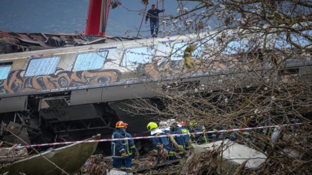 Σύγκρουση τρένων στα Τέμπη: «Βρίσκαμε νεκρούς στα χωράφια! Βλέπουμε μπροστά στα μάτια μας να μετακινούν ανθρώπινα μέλη» – Συγκλονίζουν οι δραματικές περιγραφές (Video)