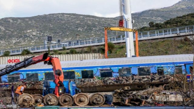 «Οι ανεγκέφαλοι σκότωσαν τα παιδιά μας!» – Ξεχειλίζει η οργή από τους συγγενείς των θυμάτων της τραγωδίας των Τεμπών (Video)